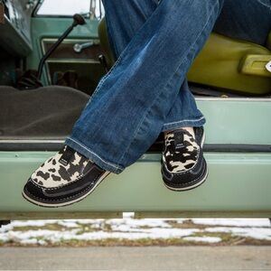 NWT Women’s Ariat Cruiser Black and White Hair Size: 9